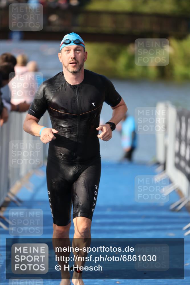 25.08.2024 - Elbe Triathlon Hamburg H.Heesch http://msf.ph/oto/6861030 25.08.2024 09:16:01 Schwimmen 363, 372, 409, 426 meine-sportfotos.de