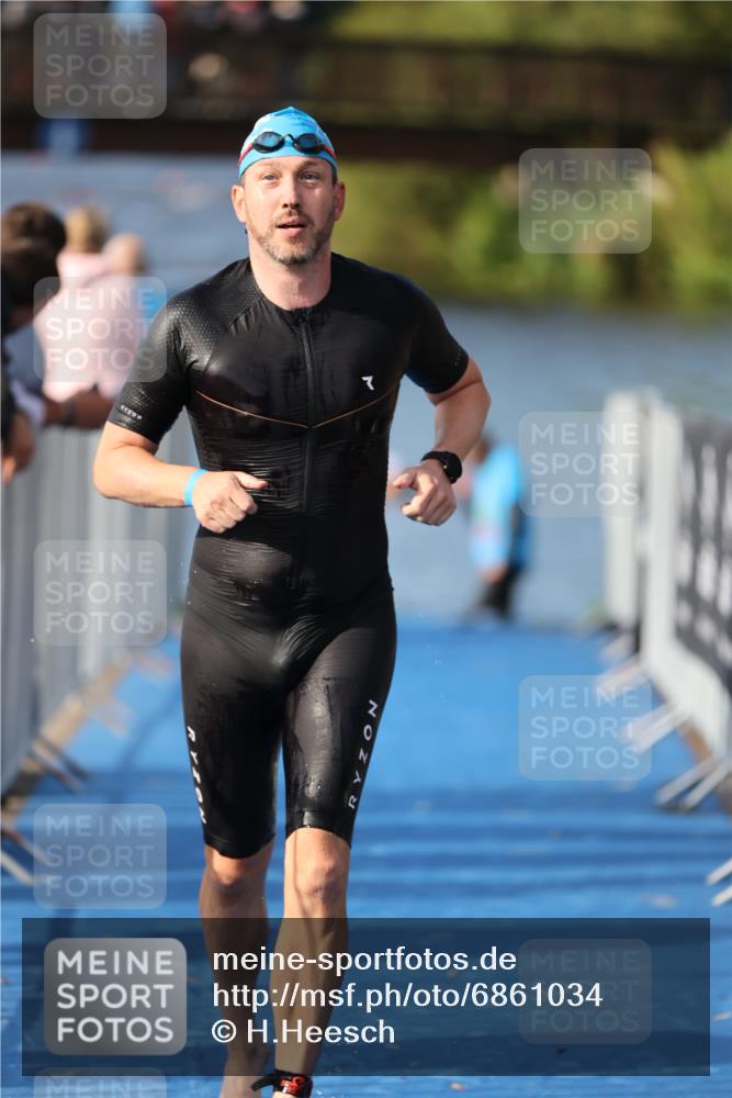 25.08.2024 - Elbe Triathlon Hamburg H.Heesch http://msf.ph/oto/6861034 25.08.2024 09:16:01 Schwimmen 363, 372, 409, 426 meine-sportfotos.de