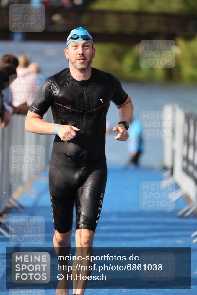 25.08.2024 - Elbe Triathlon Hamburg H.Heesch http://msf.ph/oto/6861038 25.08.2024 09:16:01 Schwimmen 363, 372, 409, 426 meine-sportfotos.de