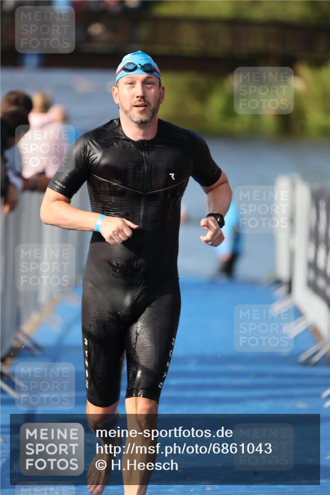 25.08.2024 - Elbe Triathlon Hamburg H.Heesch http://msf.ph/oto/6861043 25.08.2024 09:16:02 Schwimmen 363, 372, 409 meine-sportfotos.de