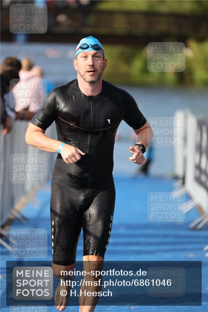 25.08.2024 - Elbe Triathlon Hamburg H.Heesch http://msf.ph/oto/6861046 25.08.2024 09:16:02 Schwimmen 363, 372, 409 meine-sportfotos.de