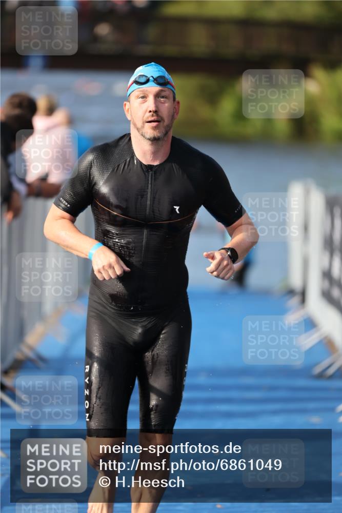 25.08.2024 - Elbe Triathlon Hamburg H.Heesch http://msf.ph/oto/6861049 25.08.2024 09:16:02 Schwimmen 363, 372, 409 meine-sportfotos.de
