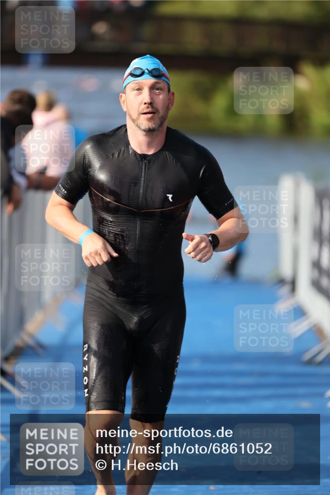 25.08.2024 - Elbe Triathlon Hamburg H.Heesch http://msf.ph/oto/6861052 25.08.2024 09:16:02 Schwimmen 363, 372, 409 meine-sportfotos.de