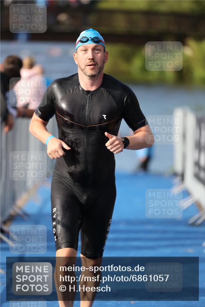 25.08.2024 - Elbe Triathlon Hamburg H.Heesch http://msf.ph/oto/6861057 25.08.2024 09:16:02 Schwimmen 363, 372, 409 meine-sportfotos.de