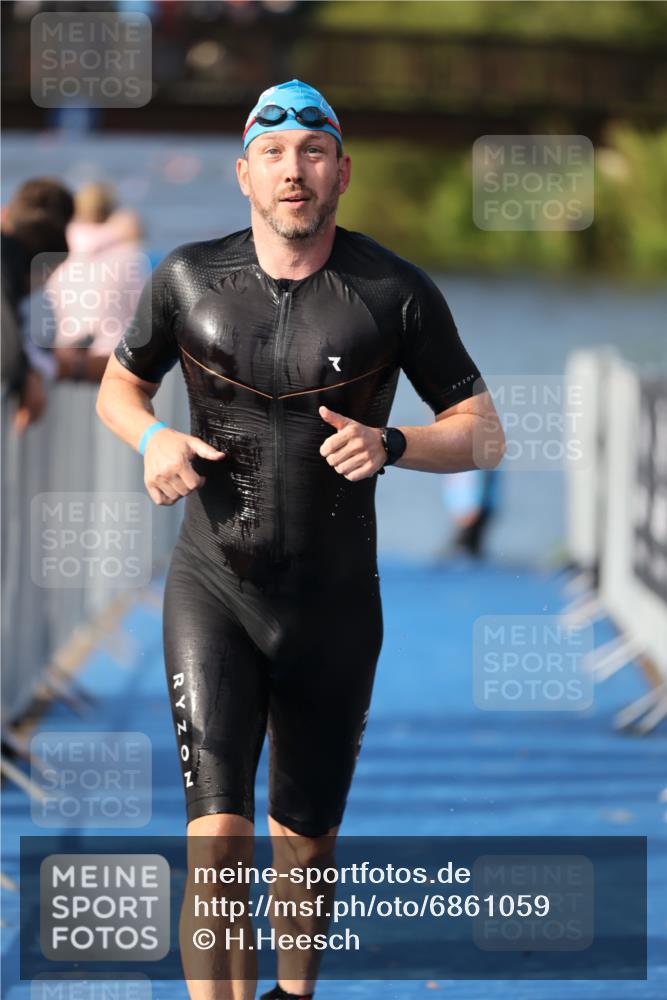 25.08.2024 - Elbe Triathlon Hamburg H.Heesch http://msf.ph/oto/6861059 25.08.2024 09:16:02 Schwimmen 363, 372, 409 meine-sportfotos.de