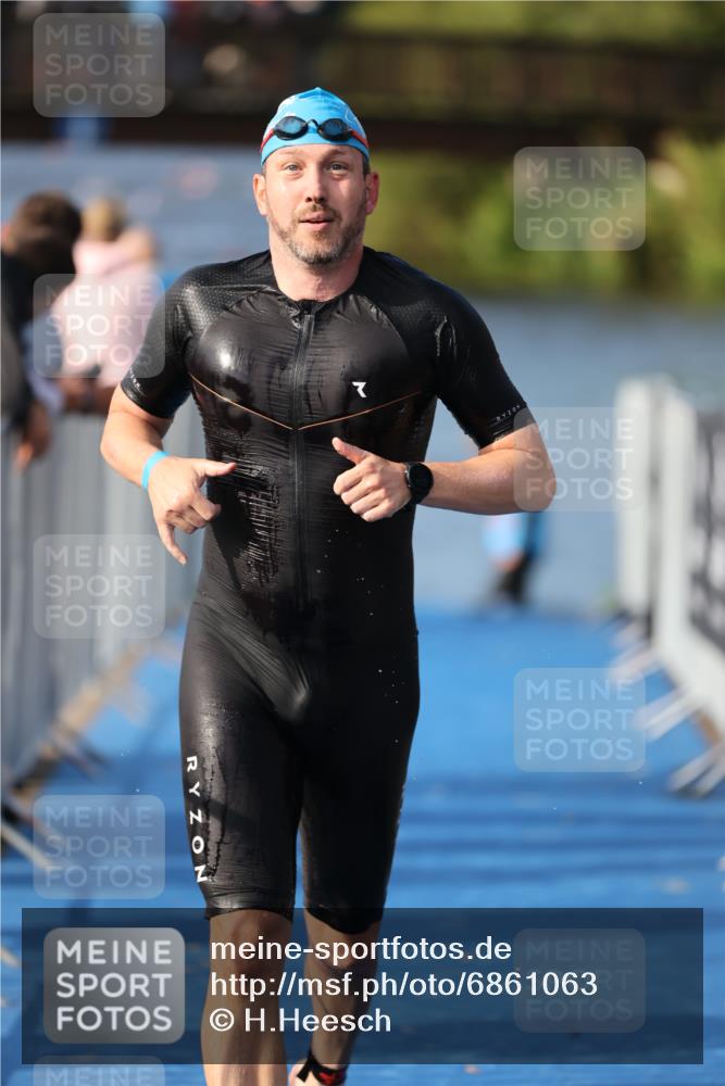 25.08.2024 - Elbe Triathlon Hamburg H.Heesch http://msf.ph/oto/6861063 25.08.2024 09:16:02 Schwimmen 363, 372, 409 meine-sportfotos.de