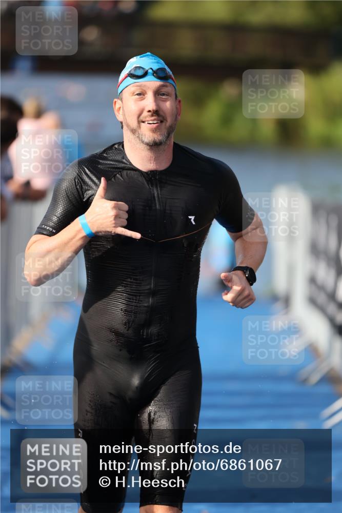 25.08.2024 - Elbe Triathlon Hamburg H.Heesch http://msf.ph/oto/6861067 25.08.2024 09:16:02 Schwimmen 363, 372, 409 meine-sportfotos.de