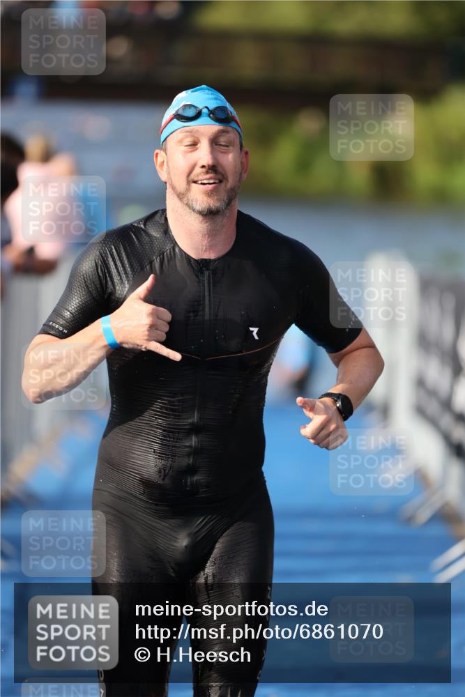25.08.2024 - Elbe Triathlon Hamburg H.Heesch http://msf.ph/oto/6861070 25.08.2024 09:16:02 Schwimmen 363, 372, 409 meine-sportfotos.de
