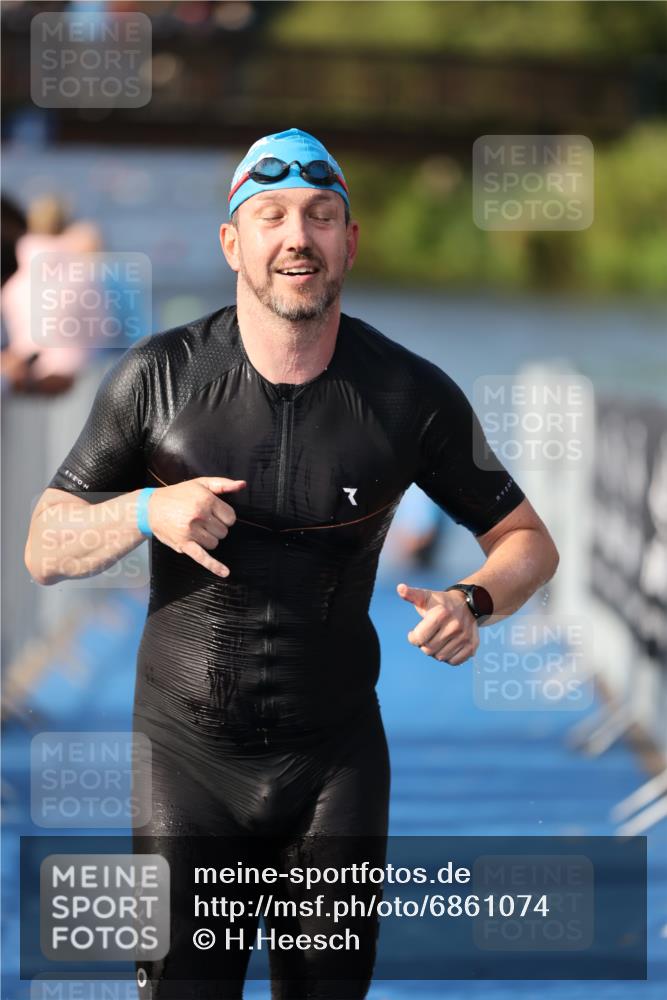 25.08.2024 - Elbe Triathlon Hamburg H.Heesch http://msf.ph/oto/6861074 25.08.2024 09:16:02 Schwimmen 363, 372, 409 meine-sportfotos.de
