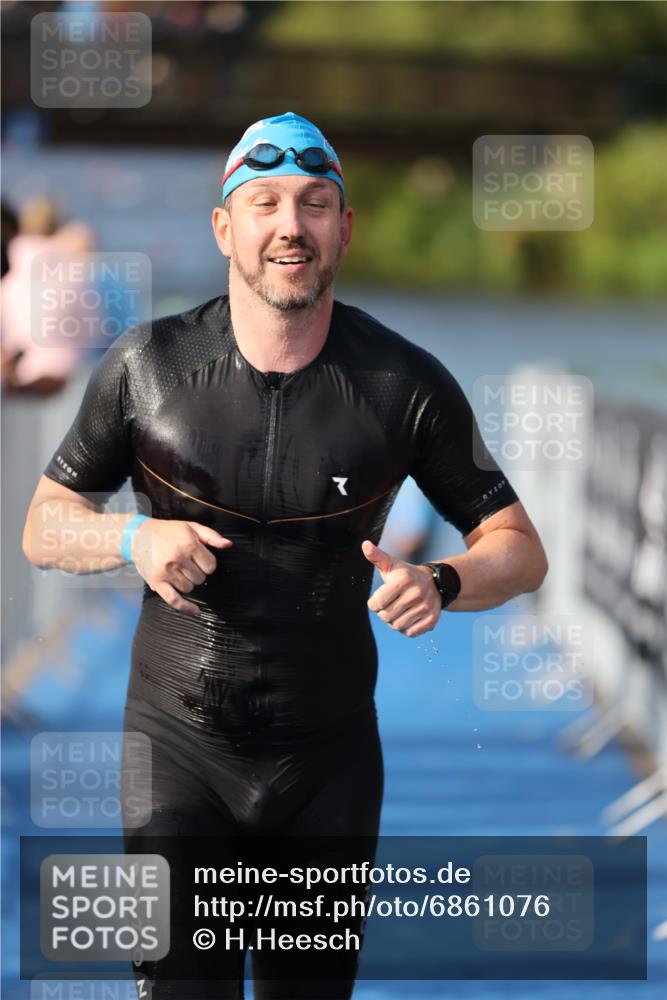 25.08.2024 - Elbe Triathlon Hamburg H.Heesch http://msf.ph/oto/6861076 25.08.2024 09:16:02 Schwimmen 363, 372, 409 meine-sportfotos.de