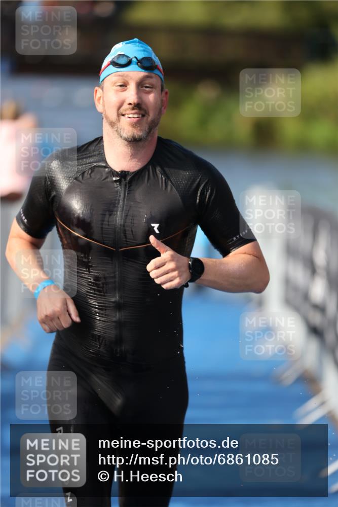 25.08.2024 - Elbe Triathlon Hamburg H.Heesch http://msf.ph/oto/6861085 25.08.2024 09:16:03 Schwimmen 363, 372, 409 meine-sportfotos.de
