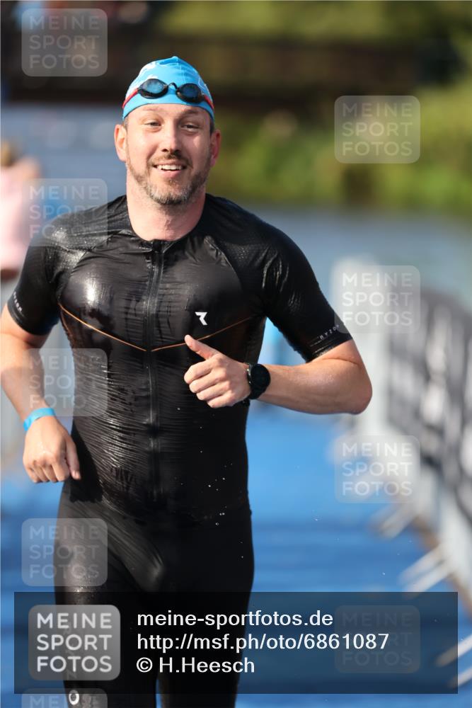 25.08.2024 - Elbe Triathlon Hamburg H.Heesch http://msf.ph/oto/6861087 25.08.2024 09:16:03 Schwimmen 363, 372, 409 meine-sportfotos.de