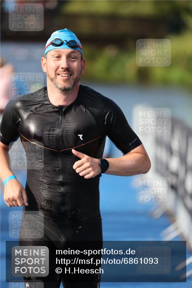 25.08.2024 - Elbe Triathlon Hamburg H.Heesch http://msf.ph/oto/6861093 25.08.2024 09:16:03 Schwimmen 363, 372, 409 meine-sportfotos.de