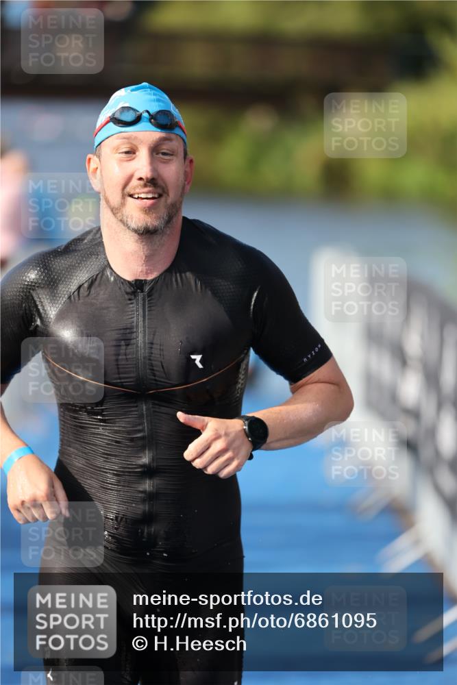 25.08.2024 - Elbe Triathlon Hamburg H.Heesch http://msf.ph/oto/6861095 25.08.2024 09:16:03 Schwimmen 363, 372, 409 meine-sportfotos.de