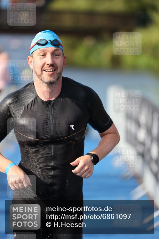 25.08.2024 - Elbe Triathlon Hamburg H.Heesch http://msf.ph/oto/6861097 25.08.2024 09:16:03 Schwimmen 363, 372, 409 meine-sportfotos.de