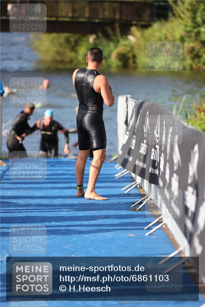25.08.2024 - Elbe Triathlon Hamburg H.Heesch http://msf.ph/oto/6861103 25.08.2024 09:16:32 Schwimmen 390 meine-sportfotos.de