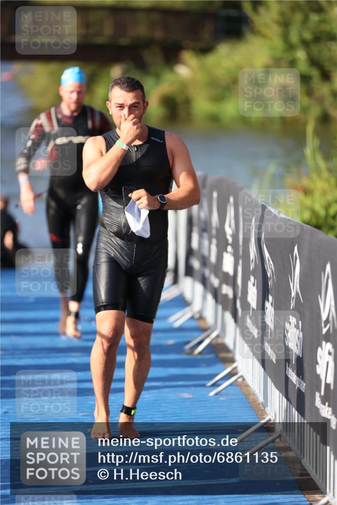 25.08.2024 - Elbe Triathlon Hamburg H.Heesch http://msf.ph/oto/6861135 25.08.2024 09:16:38 Schwimmen 390 meine-sportfotos.de