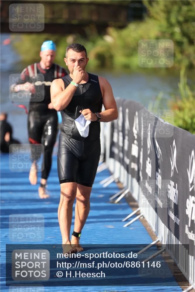 25.08.2024 - Elbe Triathlon Hamburg H.Heesch http://msf.ph/oto/6861146 25.08.2024 09:16:38 Schwimmen 390 meine-sportfotos.de