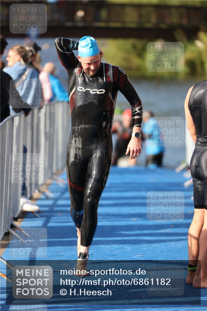 25.08.2024 - Elbe Triathlon Hamburg H.Heesch http://msf.ph/oto/6861182 25.08.2024 09:16:41 Schwimmen 387, 390 meine-sportfotos.de