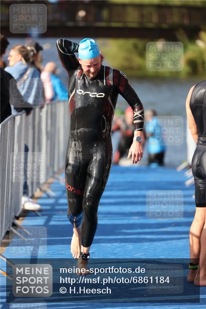 25.08.2024 - Elbe Triathlon Hamburg H.Heesch http://msf.ph/oto/6861184 25.08.2024 09:16:41 Schwimmen 387, 390 meine-sportfotos.de