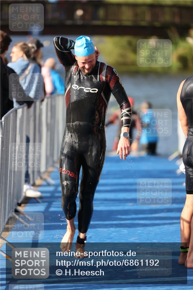 25.08.2024 - Elbe Triathlon Hamburg H.Heesch http://msf.ph/oto/6861192 25.08.2024 09:16:41 Schwimmen 387, 390 meine-sportfotos.de