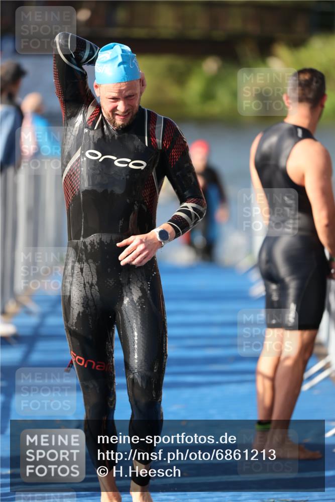25.08.2024 - Elbe Triathlon Hamburg H.Heesch http://msf.ph/oto/6861213 25.08.2024 09:16:42 Schwimmen 387, 390 meine-sportfotos.de