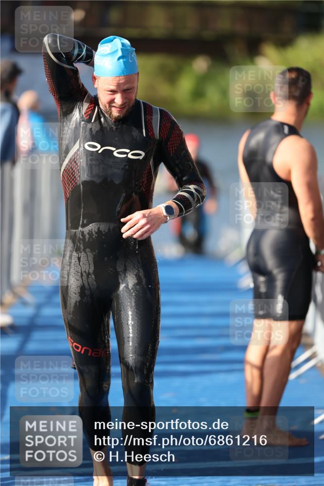 25.08.2024 - Elbe Triathlon Hamburg H.Heesch http://msf.ph/oto/6861216 25.08.2024 09:16:42 Schwimmen 387, 390 meine-sportfotos.de
