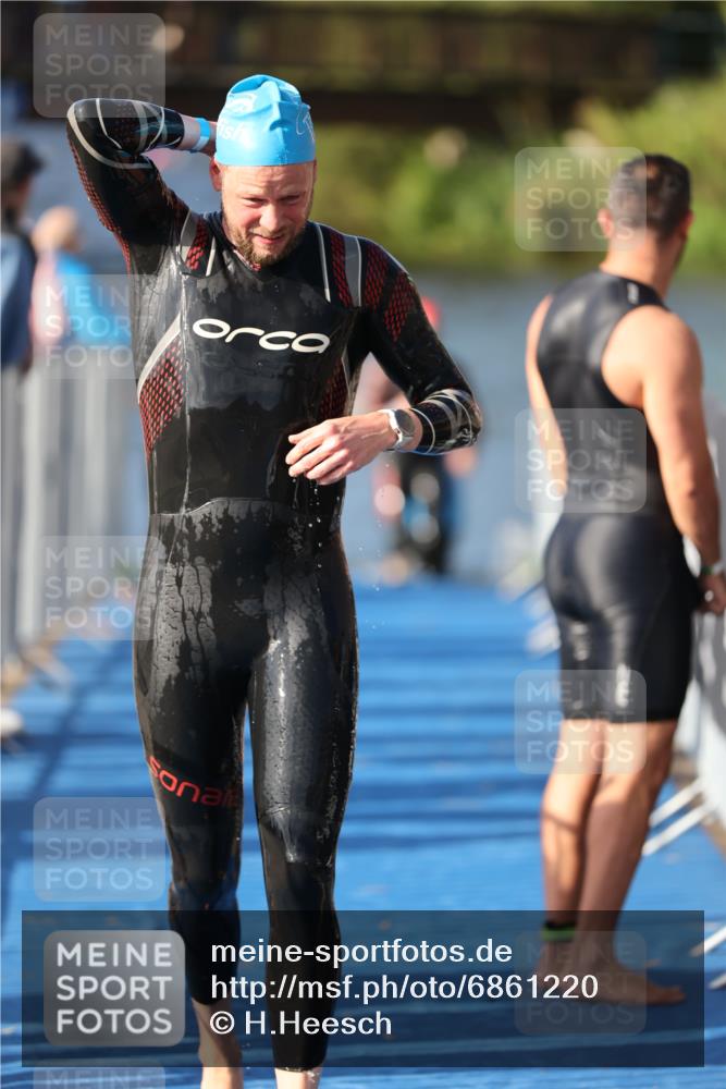 25.08.2024 - Elbe Triathlon Hamburg H.Heesch http://msf.ph/oto/6861220 25.08.2024 09:16:42 Schwimmen 387, 390 meine-sportfotos.de