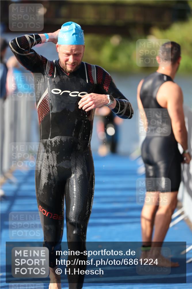 25.08.2024 - Elbe Triathlon Hamburg H.Heesch http://msf.ph/oto/6861224 25.08.2024 09:16:42 Schwimmen 387, 390 meine-sportfotos.de