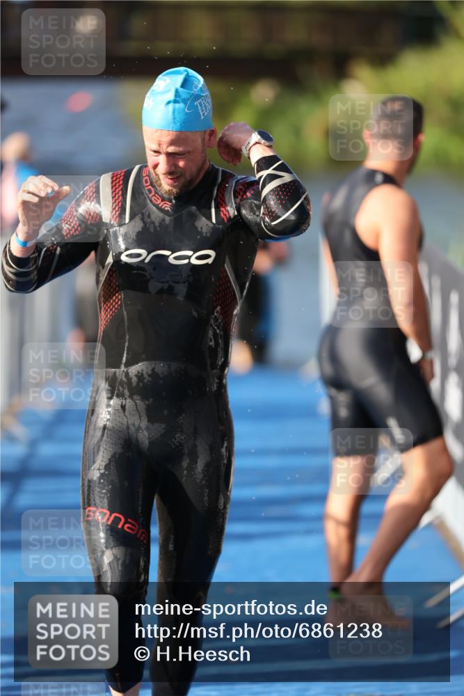 25.08.2024 - Elbe Triathlon Hamburg H.Heesch http://msf.ph/oto/6861238 25.08.2024 09:16:42 Schwimmen 387, 390 meine-sportfotos.de