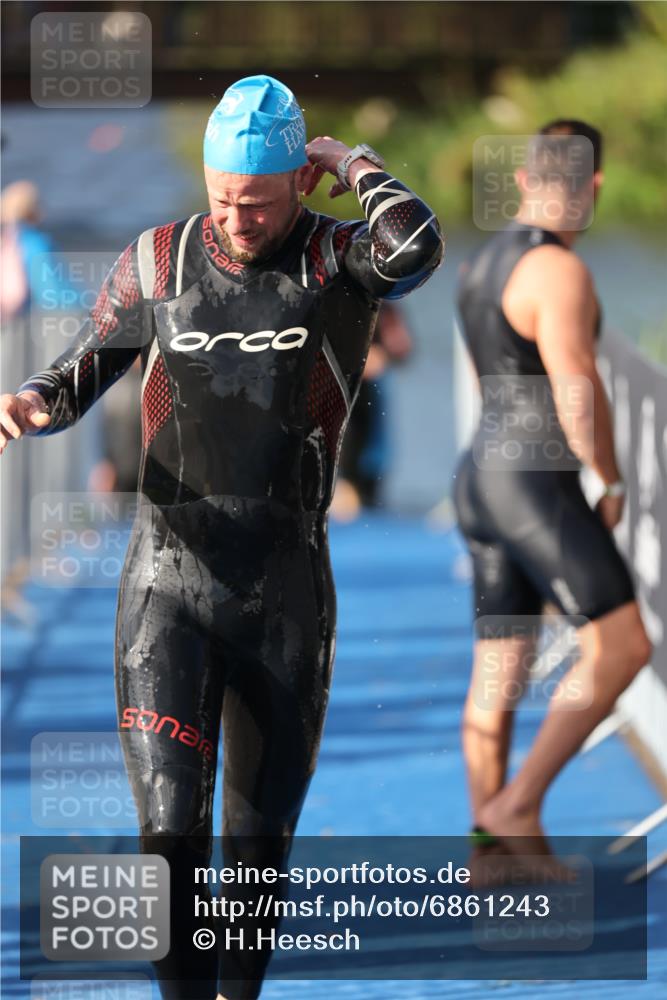 25.08.2024 - Elbe Triathlon Hamburg H.Heesch http://msf.ph/oto/6861243 25.08.2024 09:16:42 Schwimmen 387, 390 meine-sportfotos.de