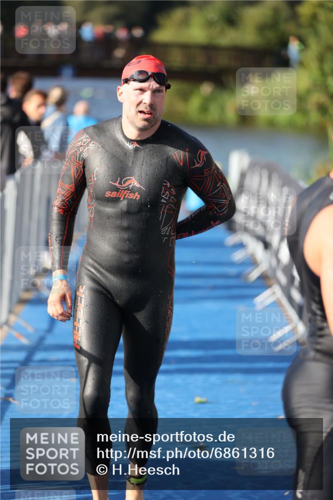 25.08.2024 - Elbe Triathlon Hamburg H.Heesch http://msf.ph/oto/6861316 25.08.2024 09:16:53 Schwimmen 347, 387, 390 meine-sportfotos.de