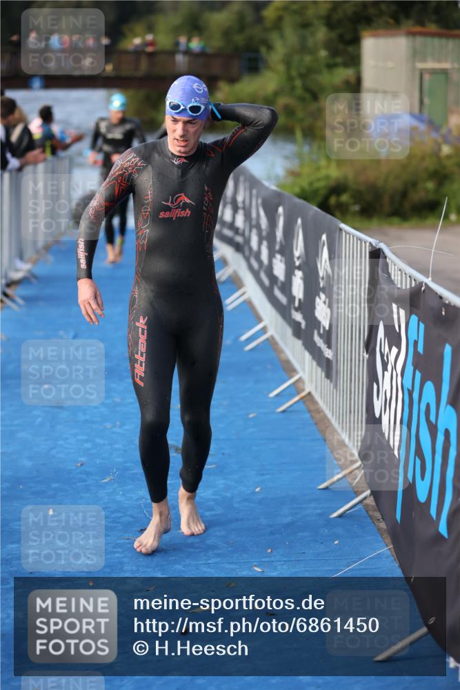 25.08.2024 - Elbe Triathlon Hamburg H.Heesch http://msf.ph/oto/6861450 25.08.2024 09:17:54 Schwimmen 381, 421 meine-sportfotos.de