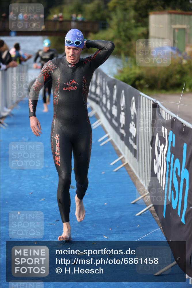 25.08.2024 - Elbe Triathlon Hamburg H.Heesch http://msf.ph/oto/6861458 25.08.2024 09:17:54 Schwimmen 381, 421 meine-sportfotos.de