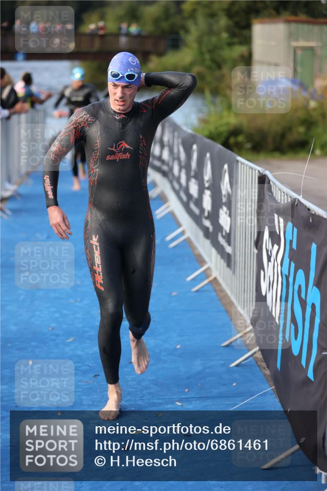 25.08.2024 - Elbe Triathlon Hamburg H.Heesch http://msf.ph/oto/6861461 25.08.2024 09:17:54 Schwimmen 381, 421 meine-sportfotos.de