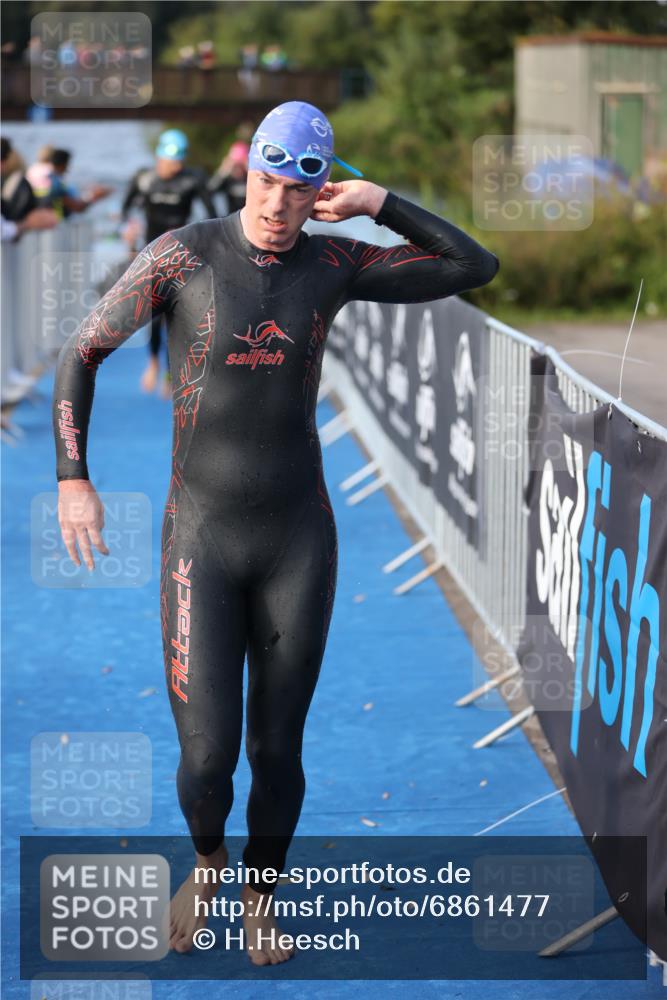 25.08.2024 - Elbe Triathlon Hamburg H.Heesch http://msf.ph/oto/6861477 25.08.2024 09:17:54 Schwimmen 381, 421 meine-sportfotos.de