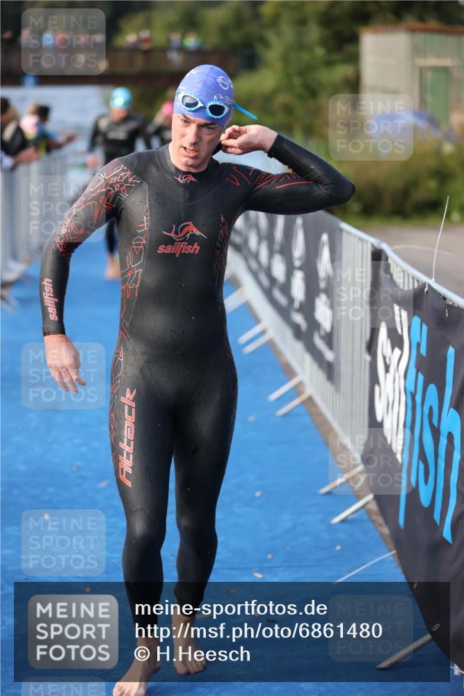 25.08.2024 - Elbe Triathlon Hamburg H.Heesch http://msf.ph/oto/6861480 25.08.2024 09:17:54 Schwimmen 381, 421 meine-sportfotos.de