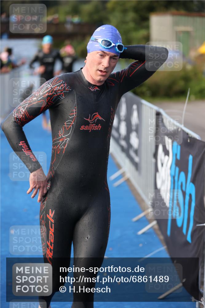 25.08.2024 - Elbe Triathlon Hamburg H.Heesch http://msf.ph/oto/6861489 25.08.2024 09:17:55 Schwimmen 381, 421, 435 meine-sportfotos.de