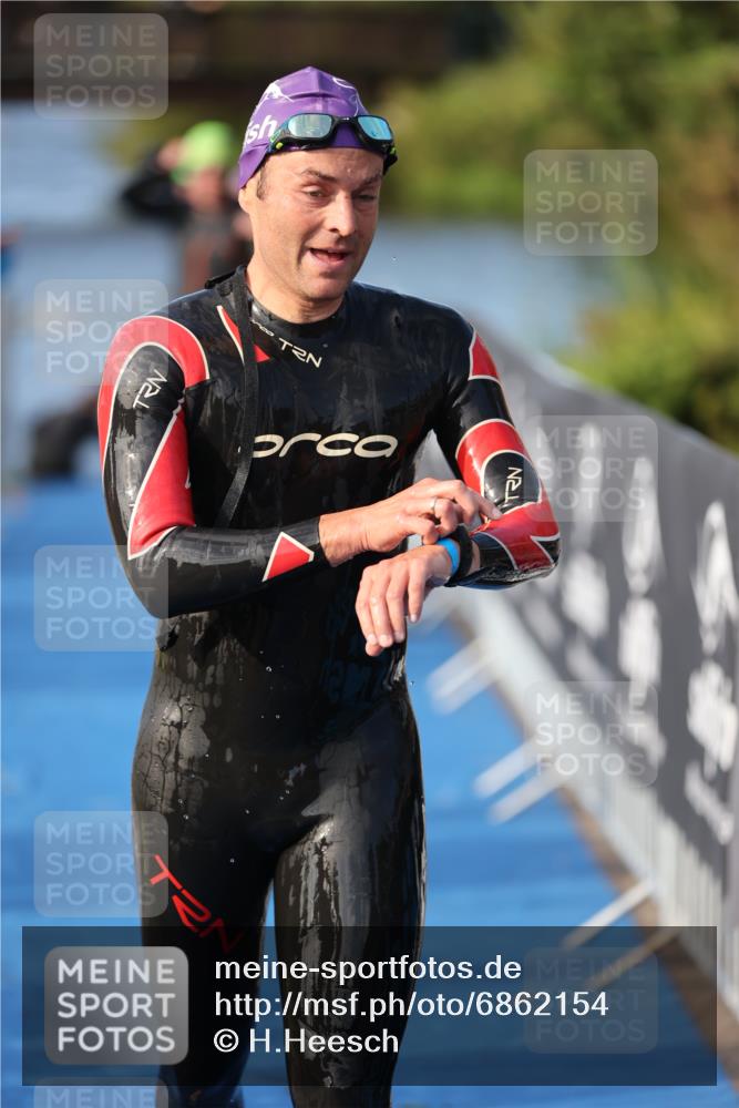 25.08.2024 - Elbe Triathlon Hamburg H.Heesch http://msf.ph/oto/6862154 25.08.2024 09:19:03 Schwimmen 221, 355, 358, 376, 383, 398, 400, 407, 431, 528 meine-sportfotos.de