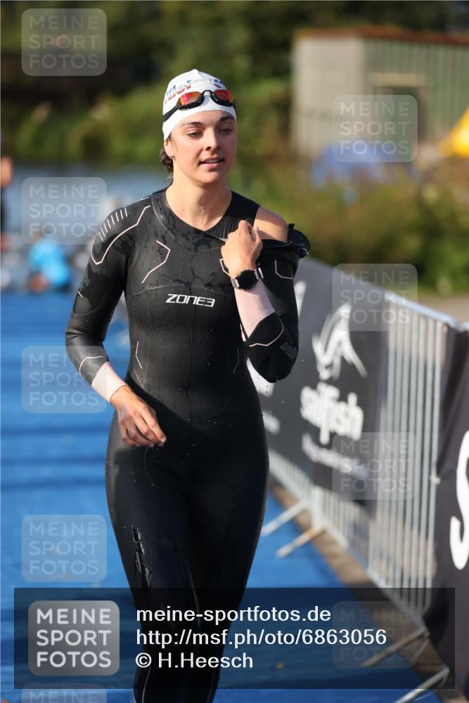 25.08.2024 - Elbe Triathlon Hamburg H.Heesch http://msf.ph/oto/6863056 25.08.2024 09:31:22 Schwimmen 467, 484 meine-sportfotos.de