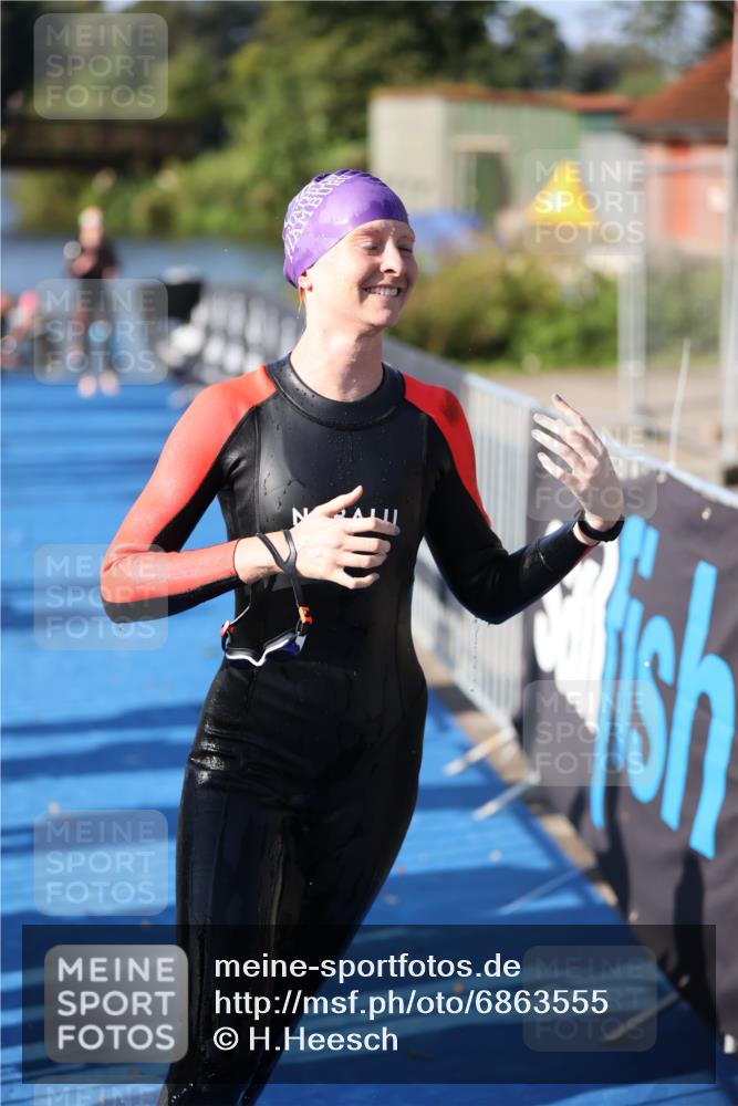 25.08.2024 - Elbe Triathlon Hamburg H.Heesch http://msf.ph/oto/6863555 25.08.2024 09:34:03 Schwimmen 462, 476, 494, 539, 550 meine-sportfotos.de