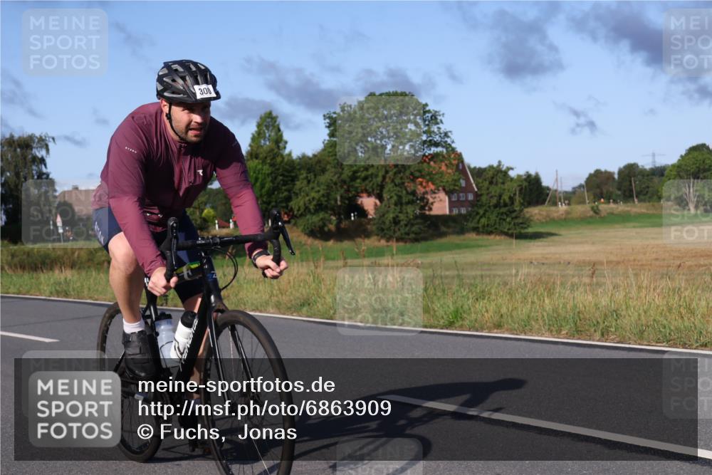 25.08.2024 - Elbe Triathlon Hamburg Fuchs,  Jonas http://msf.ph/oto/6863909 25.08.2024 09:21:12 Radfahren 39, 81, 300 meine-sportfotos.de