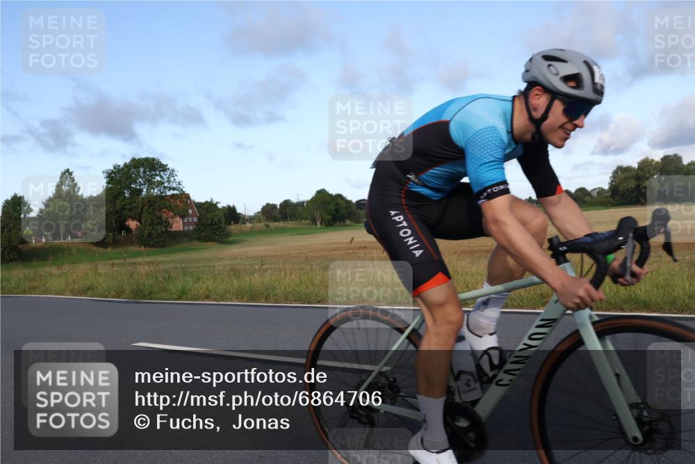 25.08.2024 - Elbe Triathlon Hamburg Fuchs,  Jonas http://msf.ph/oto/6864706 25.08.2024 09:22:59 Radfahren 56, 208 meine-sportfotos.de