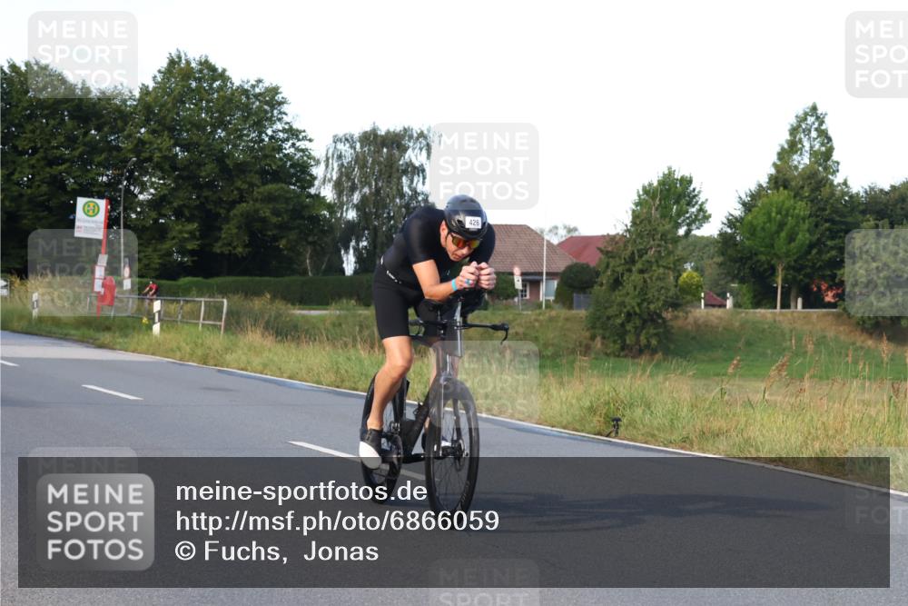 25.08.2024 - Elbe Triathlon Hamburg Fuchs,  Jonas http://msf.ph/oto/6866059 25.08.2024 09:25:13 Radfahren 87, 303, 426, 415, 226, 43 meine-sportfotos.de