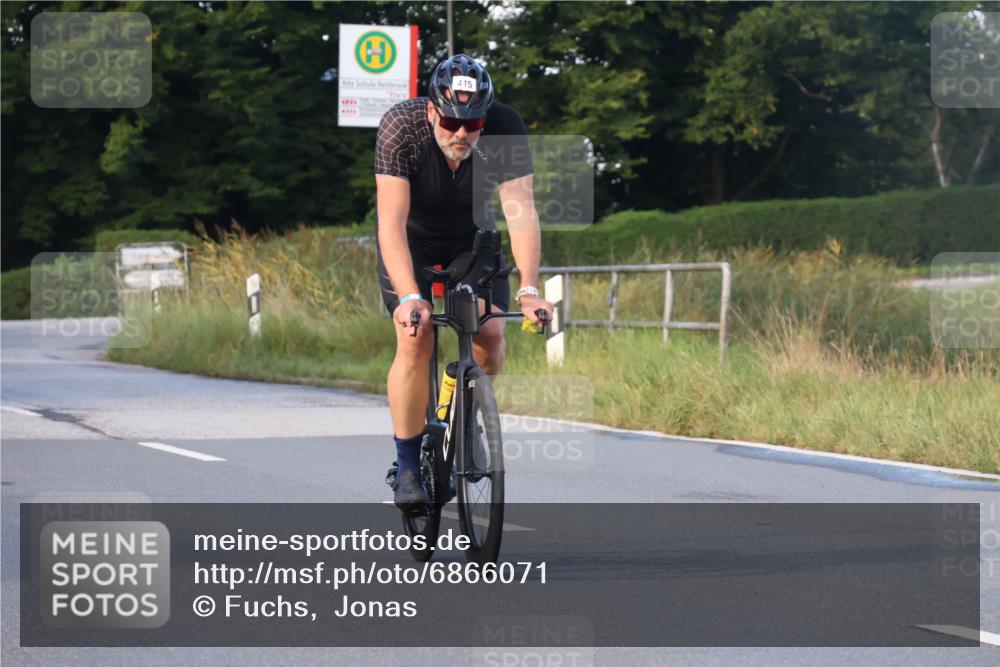 25.08.2024 - Elbe Triathlon Hamburg Fuchs,  Jonas http://msf.ph/oto/6866071 25.08.2024 09:25:15 Radfahren 303, 426, 415, 226, 43 meine-sportfotos.de