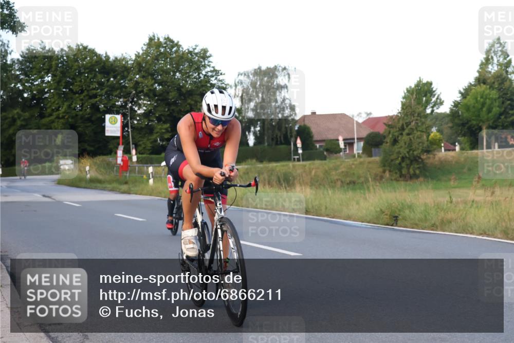 25.08.2024 - Elbe Triathlon Hamburg Fuchs,  Jonas http://msf.ph/oto/6866211 25.08.2024 09:25:28 Radfahren 121, 122, 58, 363, 284 meine-sportfotos.de