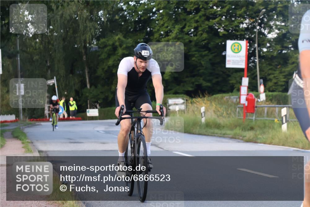 25.08.2024 - Elbe Triathlon Hamburg Fuchs,  Jonas http://msf.ph/oto/6866523 25.08.2024 09:26:14 Radfahren 61, 252, 390, 52, 285, 318, 54 meine-sportfotos.de