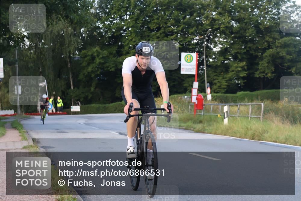 25.08.2024 - Elbe Triathlon Hamburg Fuchs,  Jonas http://msf.ph/oto/6866531 25.08.2024 09:26:14 Radfahren 61, 252, 390, 52, 285, 318, 54 meine-sportfotos.de