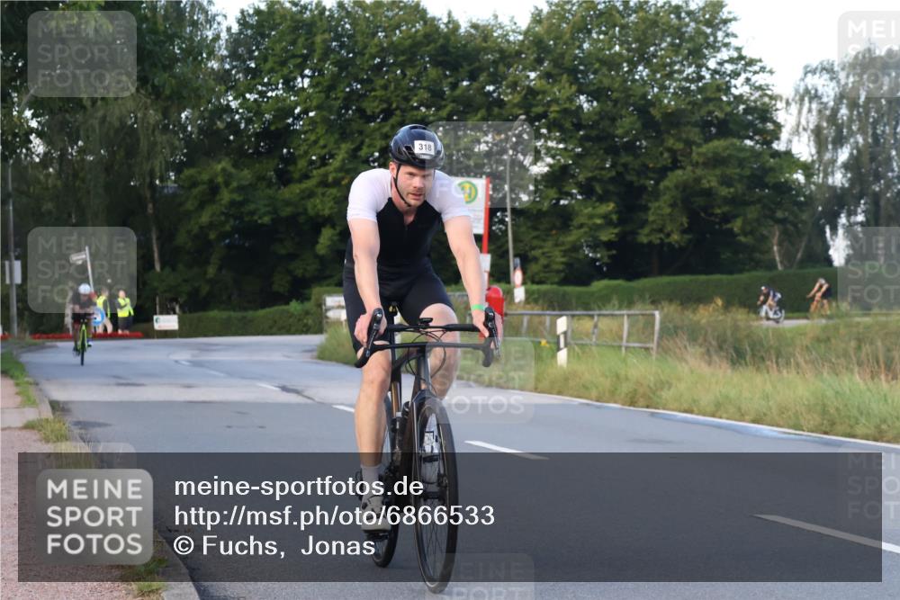 25.08.2024 - Elbe Triathlon Hamburg Fuchs,  Jonas http://msf.ph/oto/6866533 25.08.2024 09:26:14 Radfahren 61, 252, 390, 52, 285, 318, 54 meine-sportfotos.de