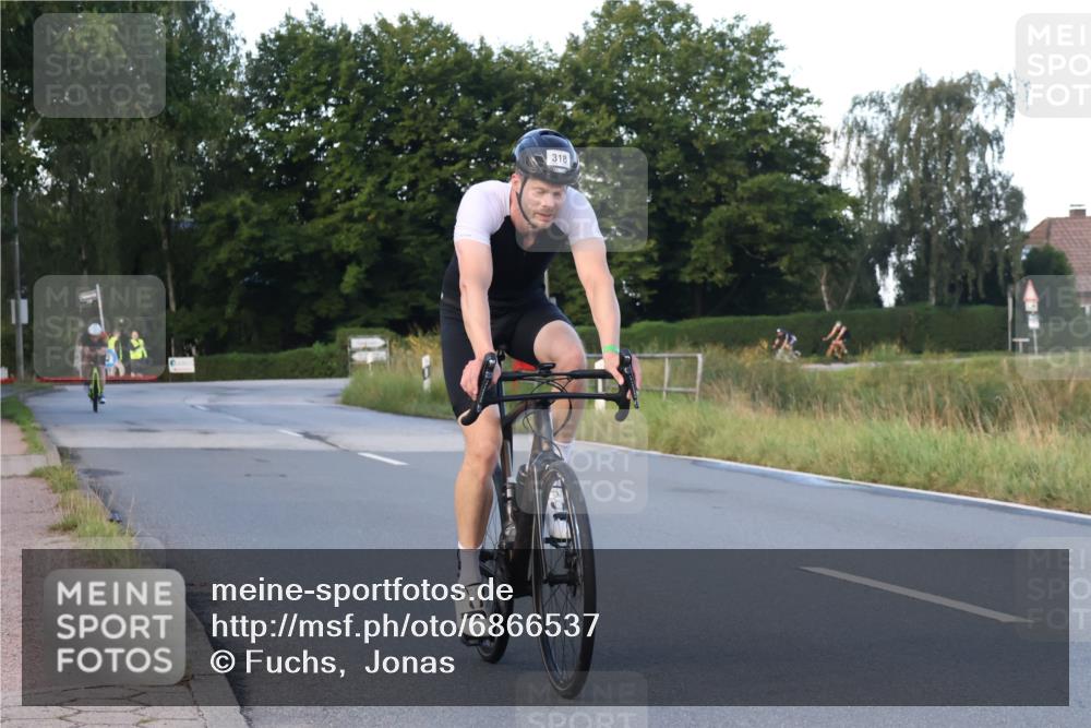 25.08.2024 - Elbe Triathlon Hamburg Fuchs,  Jonas http://msf.ph/oto/6866537 25.08.2024 09:26:15 Radfahren 252, 390, 52, 285, 318, 54 meine-sportfotos.de